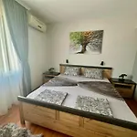 дани и мони Apartament *